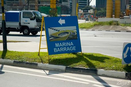 Sign to Marina Barrage!! -- if you DO want to walk for 25 mins!
