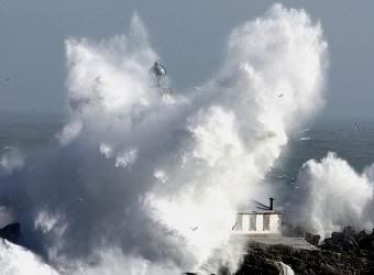 fuerte_oleaje_llega_faro_isla_Mouro.jpg