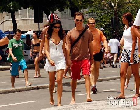 mcconaughey-camila-alves-230209-1.jpg