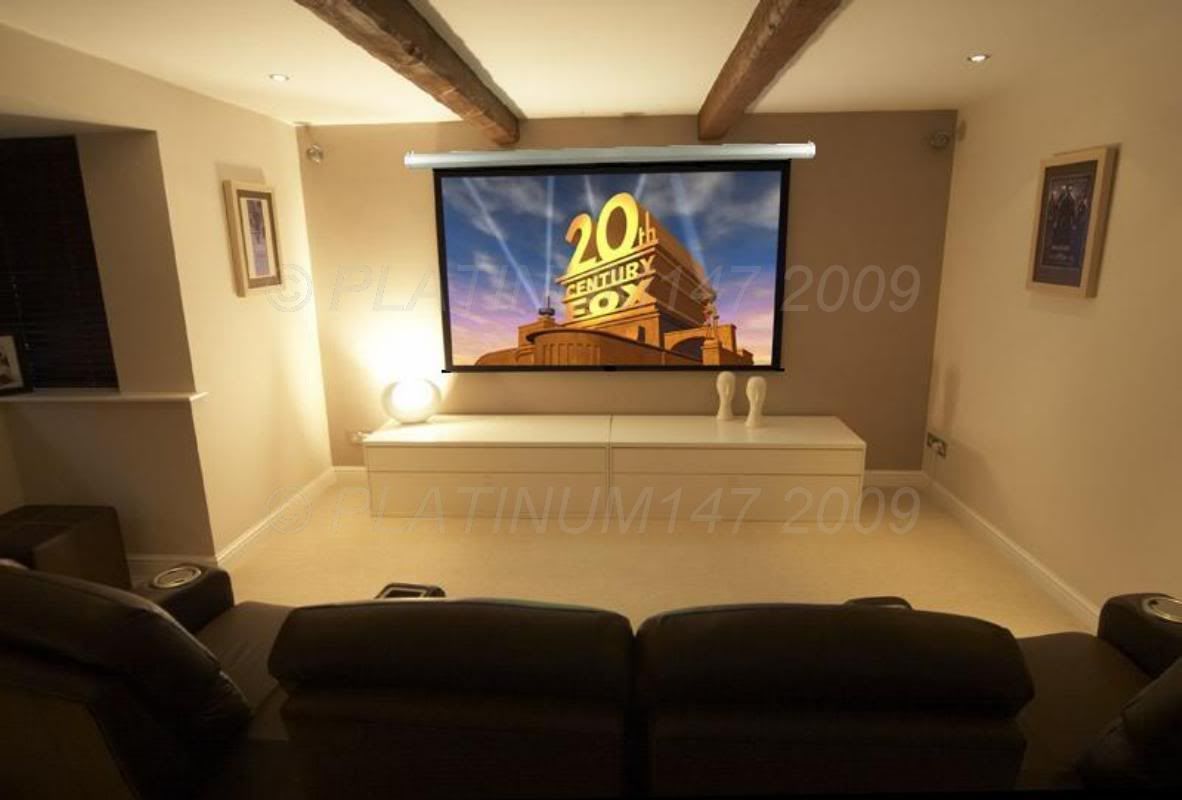 Выбери телевизор для комнаты. Комната с телевизором. Телевизор с фильмом. Плазменный телевизор в интерьере. Большой телевизор на стене.